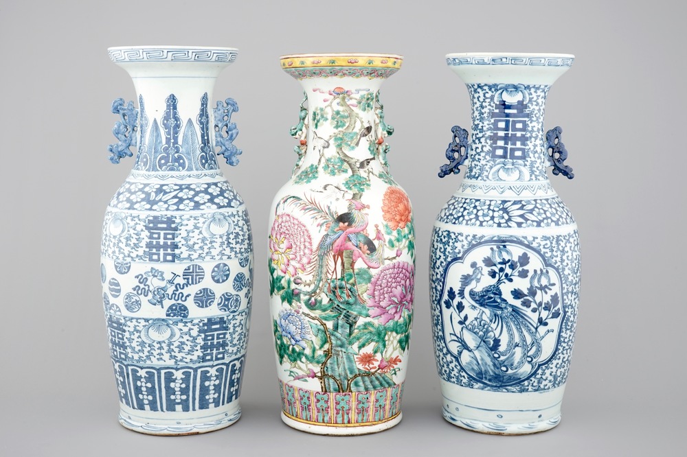 3 grote Chinese famille rose en blauw-witte vazen, 19e eeuw