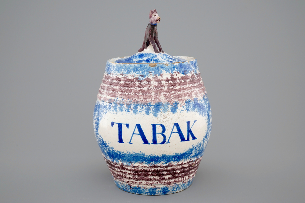 Un pot &agrave; tabac et son couvercle en fa&iuml;ence de Makkum, la Frise, vers 1850