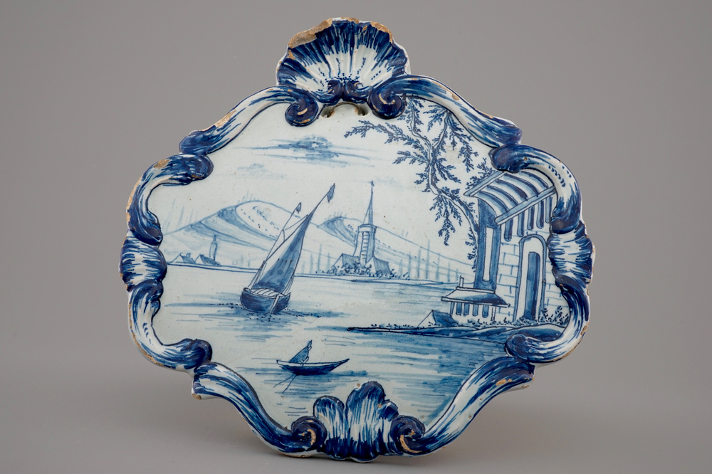 Une plaque en fa&iuml;ence de Delft au d&eacute;cor marin, 18&egrave;me