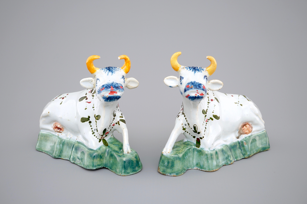 Een paar polychrome Delfts aardewerken koeien, 18e eeuw