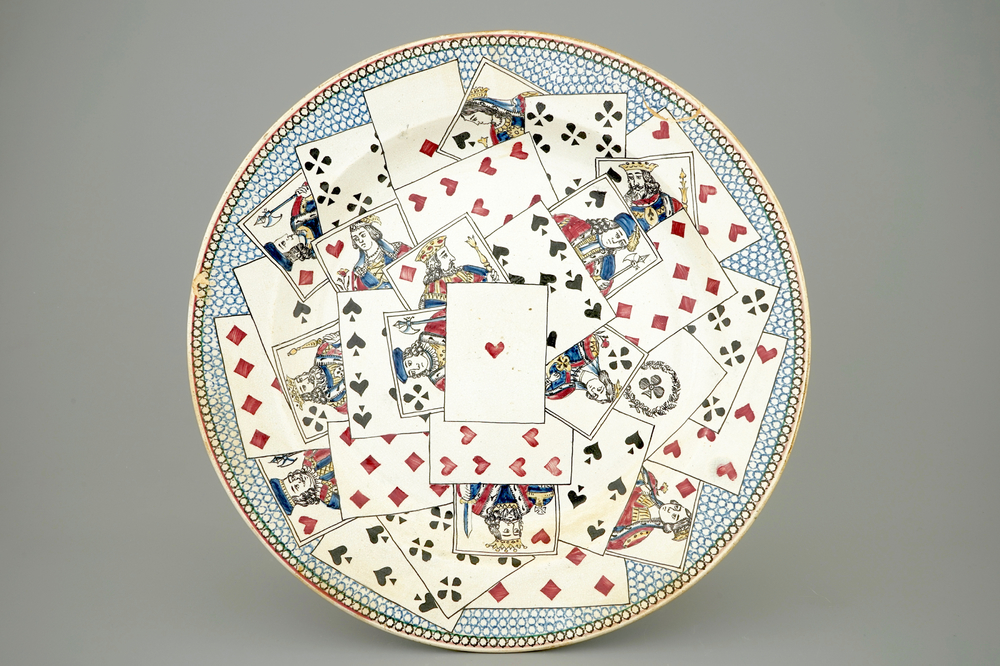 Une assietten en fa&iuml;ence au d&eacute;cor de cartes &agrave; jouer, ca. 1800, Ferri&egrave;re-la-Petite