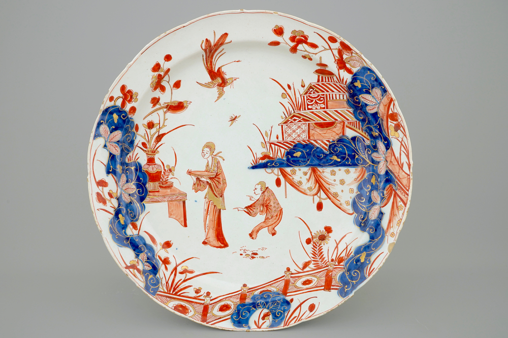 Un plat en fa&iuml;ence de Delft dor&eacute; au d&eacute;cor d'une chinoiserie, 18&egrave;me