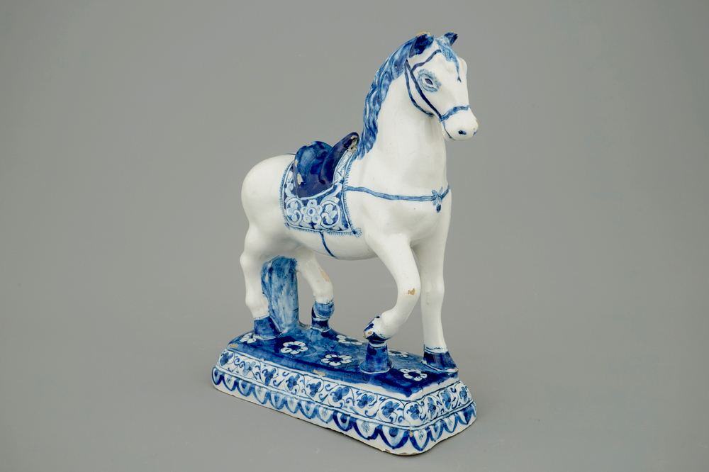 Un tr&egrave;s beau mod&egrave;le d'un cheval en fa&iuml;ence de Delft, 18&egrave;me