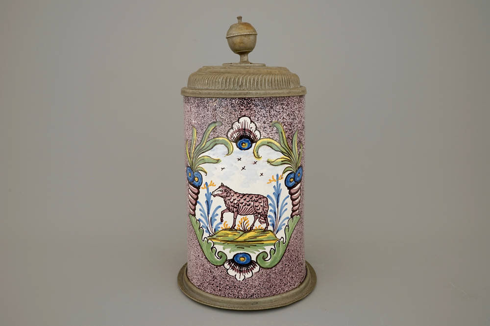Une chope &agrave; bi&egrave;re en fa&iuml;ence allemande au d&eacute;cor d'un mouton, 18&egrave;me