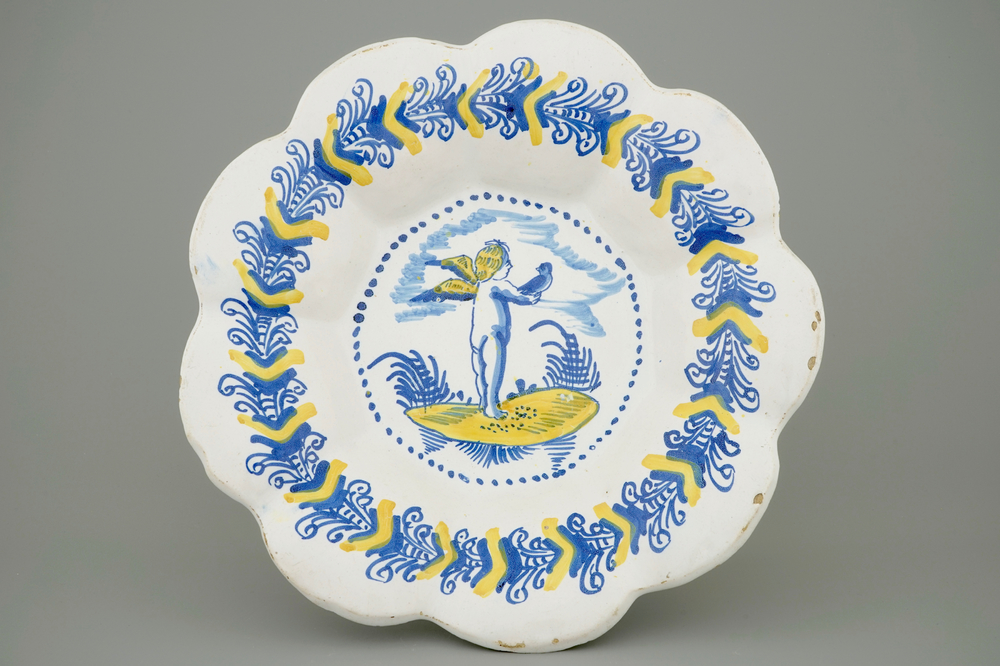 Un plat godronn&eacute; au d&eacute;cor d'un putto comme fauconnier, Haarlem, 17&egrave;me