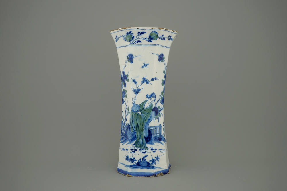 Un vase en fa&iuml;ence de Delft en bleu et vert au d&eacute;cor d'une chinoiserie, 18&egrave;me