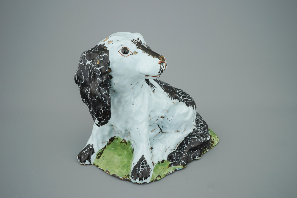Een hond in polychroom Brussels aardewerk, 18e eeuw