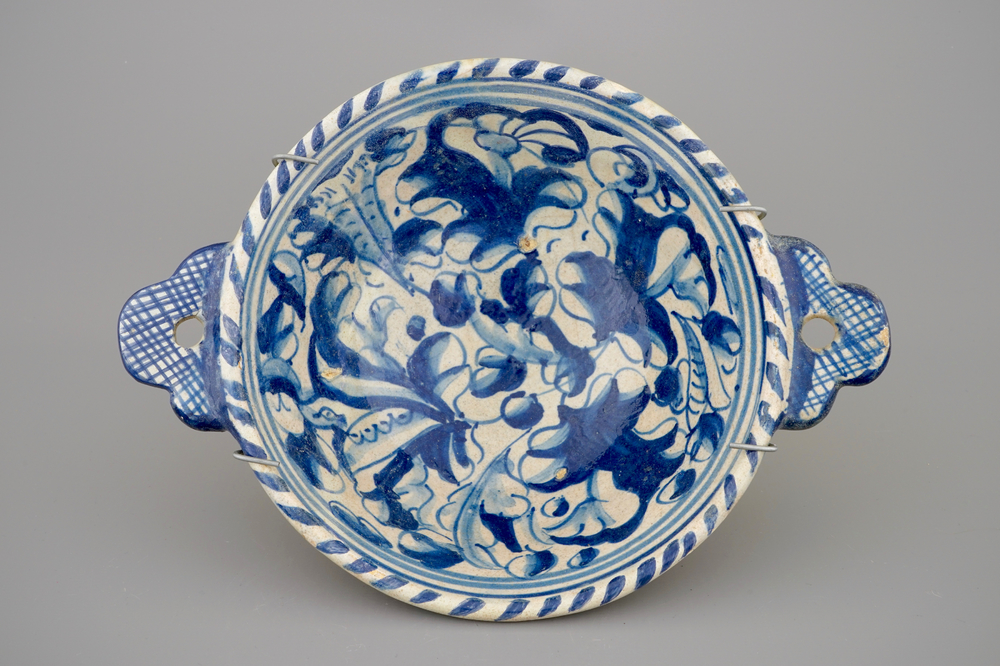 Een papkom in Antwerpse majolica met a foglie decor, ca. 1600