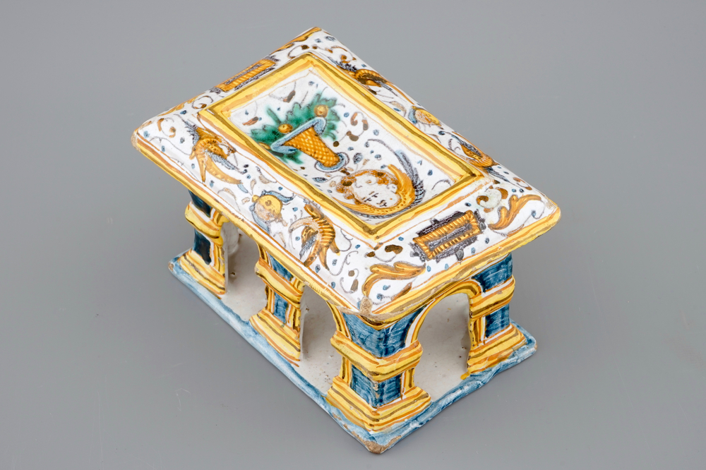 Une sali&egrave;re architecturale en majolique italienne, Deruta, 17&egrave;me