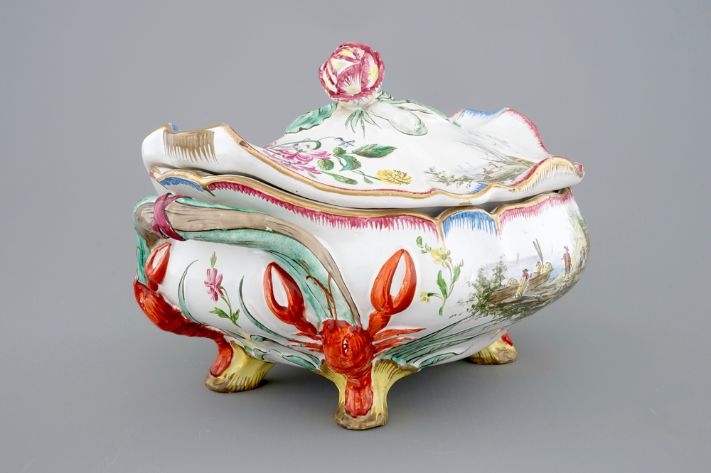 Une terrine et son couvercle en fa&iuml;ence dans le style de Robert, Marseille, ca. 1860