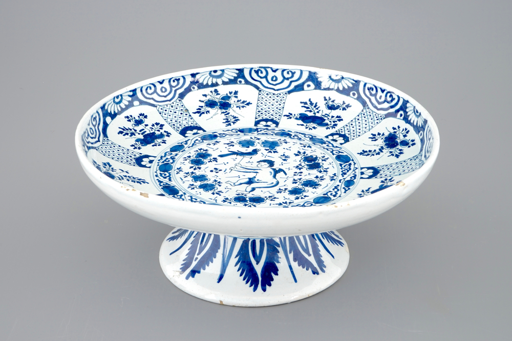 Un tazza en fa&iuml;ence de Delft au d&eacute;cor d'un putto comme fauconnier, 18&egrave;me