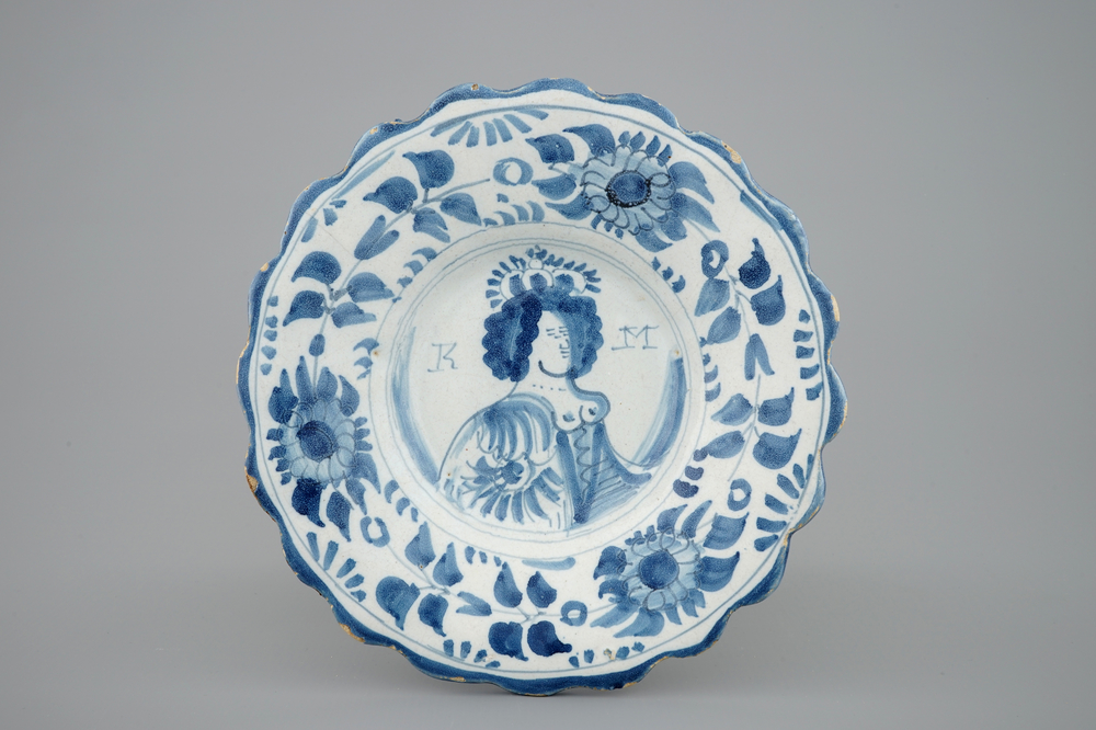 Une assiette godronn&eacute; en fa&iuml;ence de Delft au portrait de Queen Mary, fin du 17&egrave;me