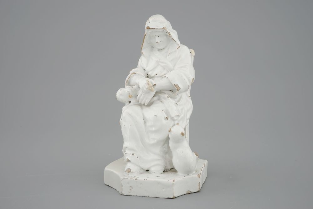 Une damme assise en fa&iuml;ence blanche monochrome, 18&egrave;me, poss. Bruxelles