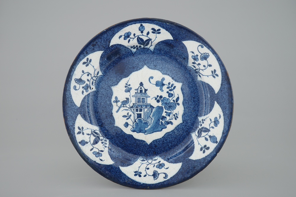 Een blauw-witte schotel in Engelse Delftware, Bristol, 18e eeuw