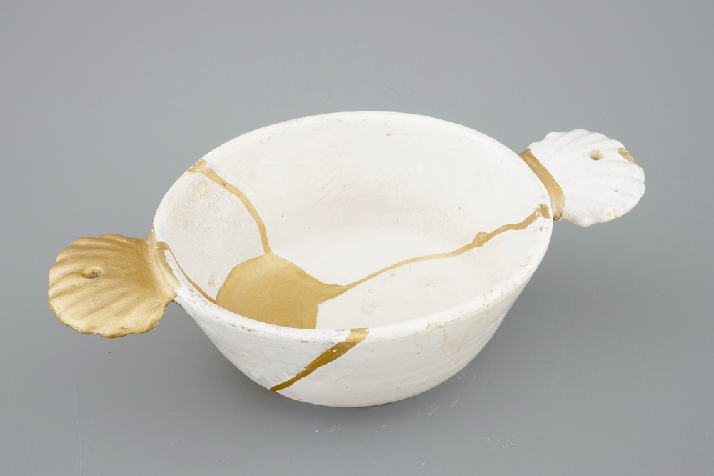 Een papkom in wit Delfts met kintsugi-stijl herstelling, 17e eeuw
