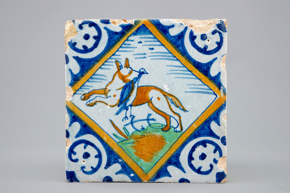 Een kwadraattegel met een vos met een vogel in zijn bek, 1600-1620