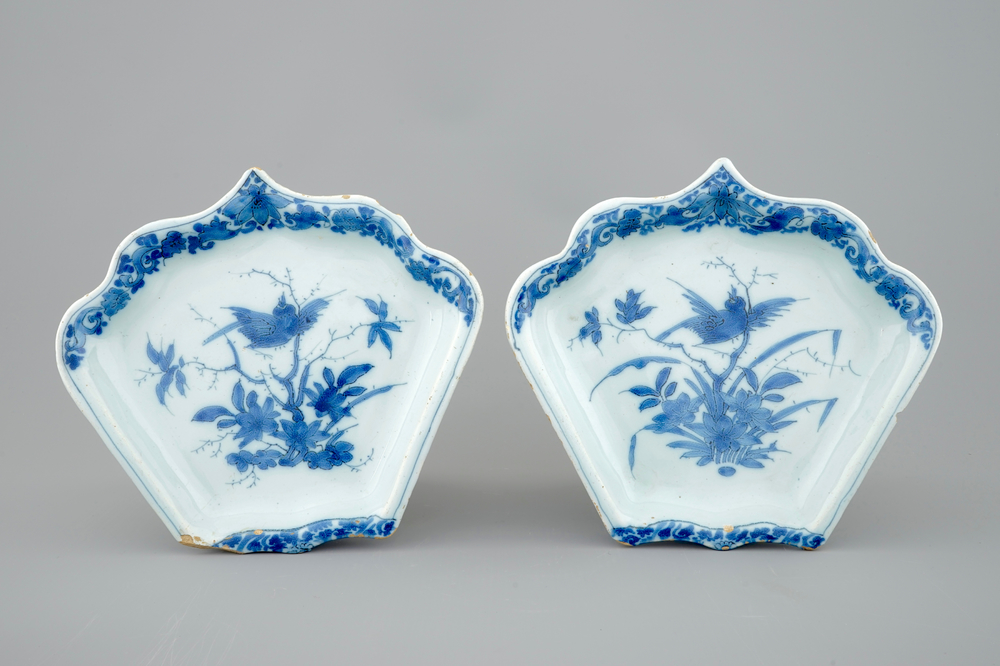 Deux assiettes d'un service &agrave; mendiants au d&eacute;cor chinoiserie, Delft, fin du 17&egrave;me