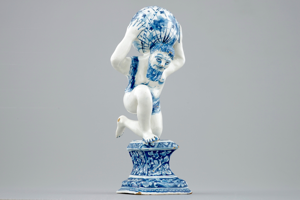 Un mod&egrave;le d'Atlas en fa&iuml;ence de Delft bleu et blanc, vers 1710