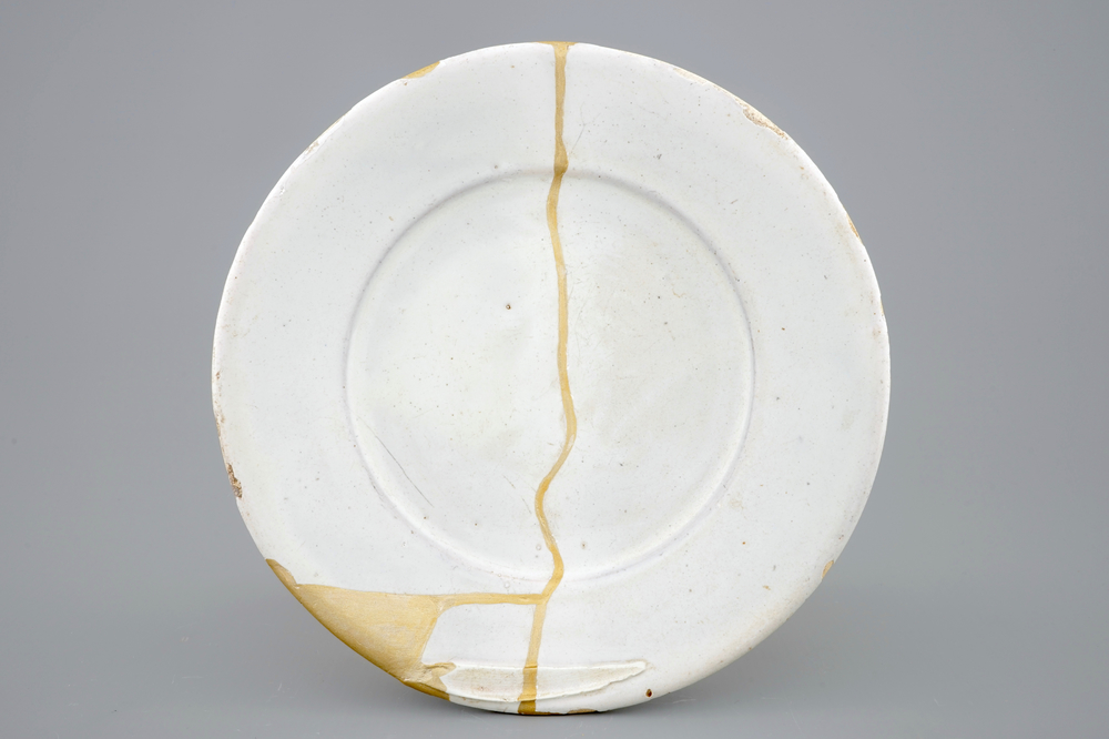 Une assiette en blanc de Delft restaur&eacute; de fa&ccedil;on kintsugi, 17&egrave;me