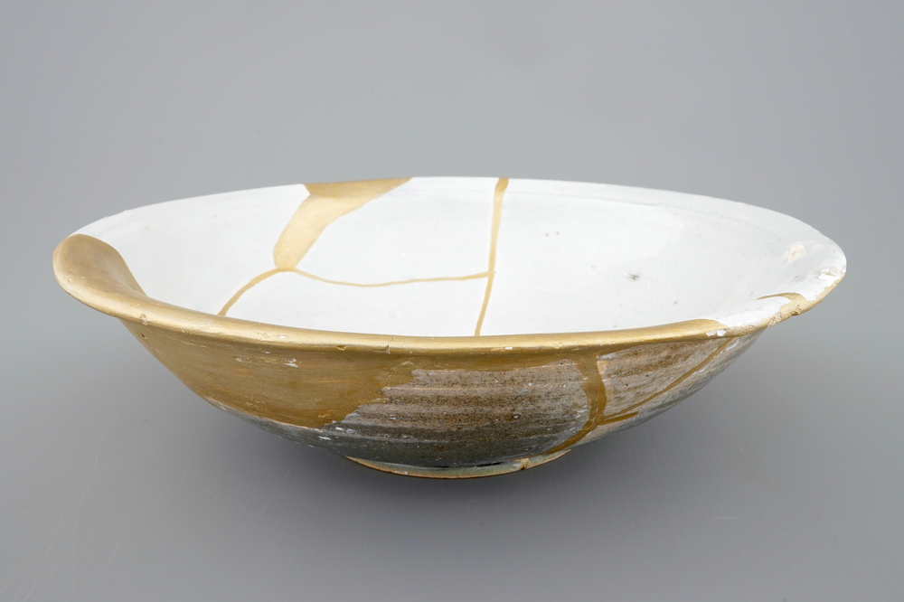 Un grand bol en blanc de Delft restaur&eacute; de fa&ccedil;on kintsugi, 17&egrave;me