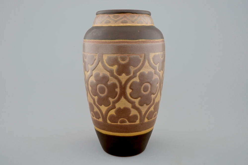 Un vase de type gr&egrave;s au d&eacute;cor floral de Charles Catteau pour Boch K&eacute;ramis, 1&egrave;re moiti&eacute; du 20&egrave;me