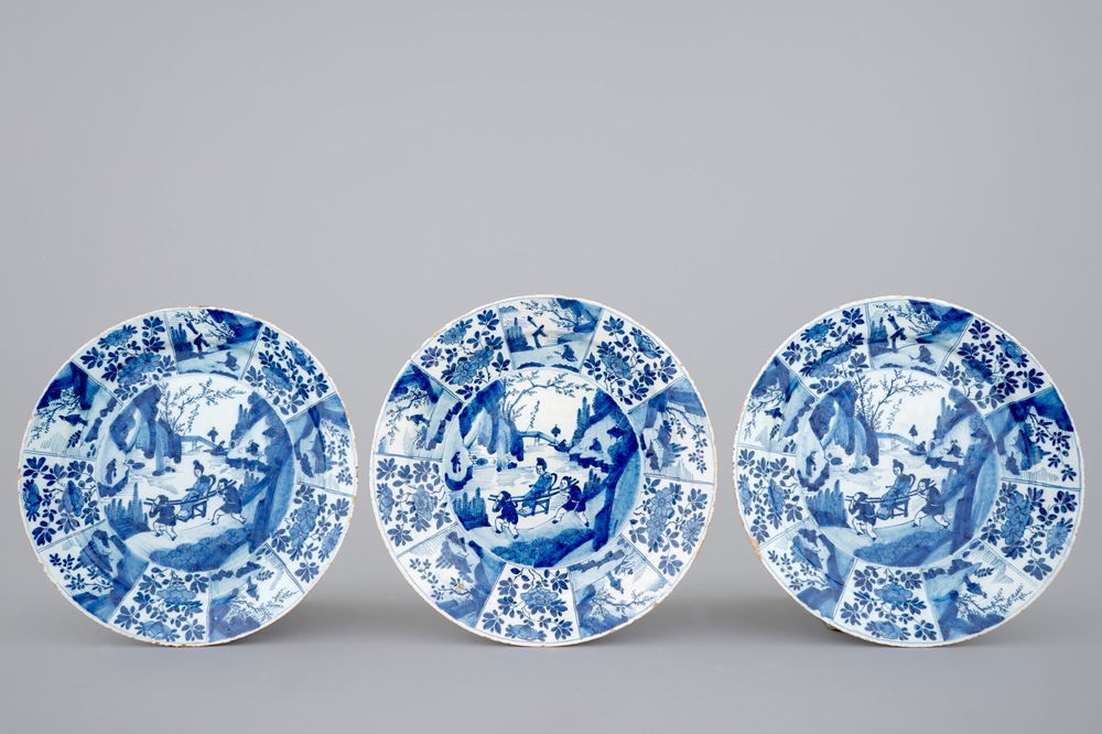 3 blauw-witte Delftse borden met chinoiserie decor in Kangxi stijl, ca. 1700