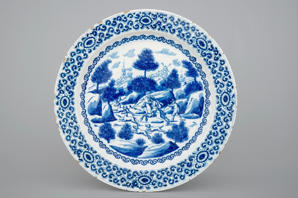 Un plat en fa&iuml;ence de Delft au d&eacute;cor de la chasse aux cerfs, vers 1700
