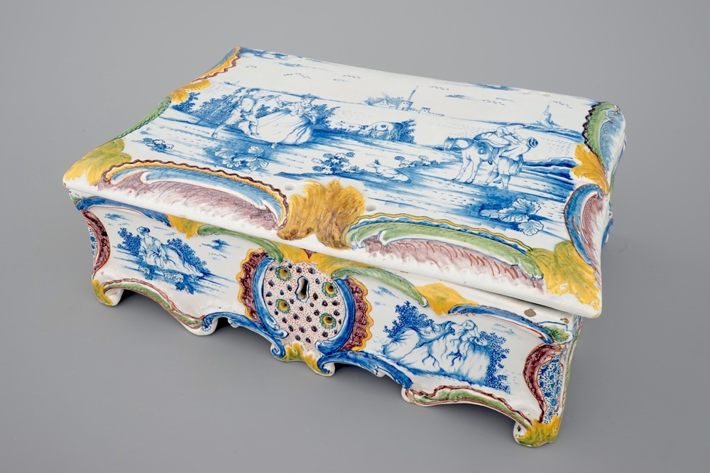 Une rare bo&icirc;te &agrave; bijoux et son couvercle en fa&iuml;ence de Delft polychrome, 18&egrave;me
