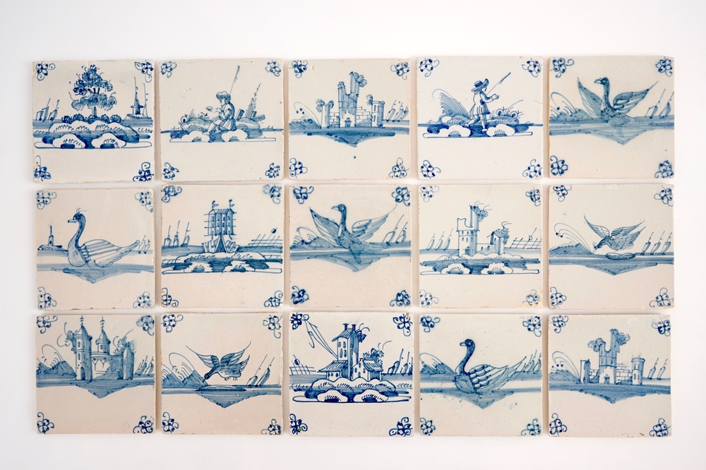 Een set van 15 blauw-witte Delftse tegels, 18e eeuw
