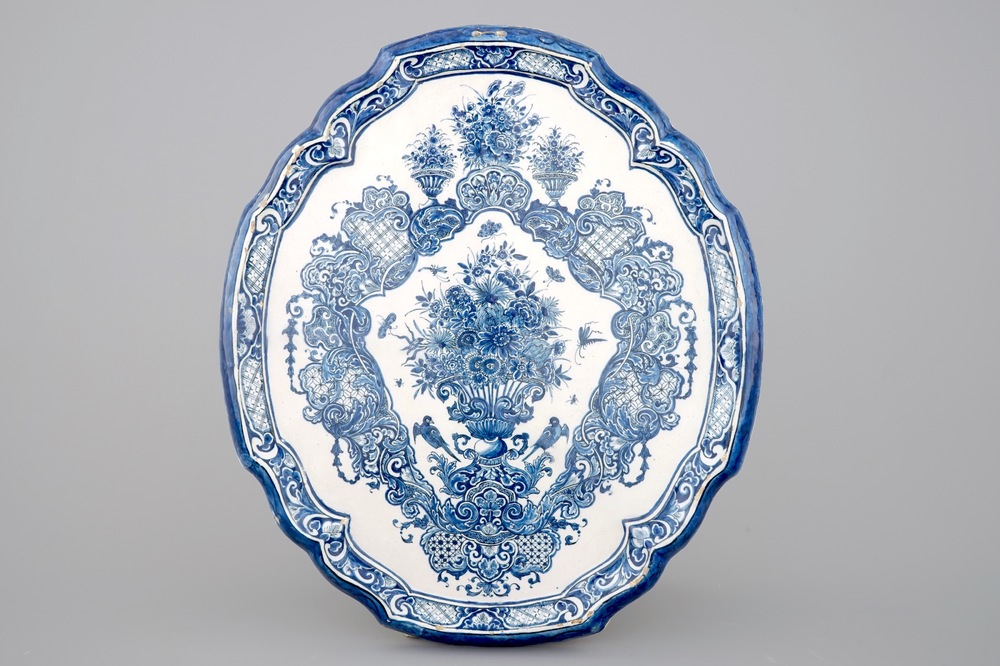 Een grote blauw-witte Delfts aardewerken plaquette met floraal decor, 18e eeuw