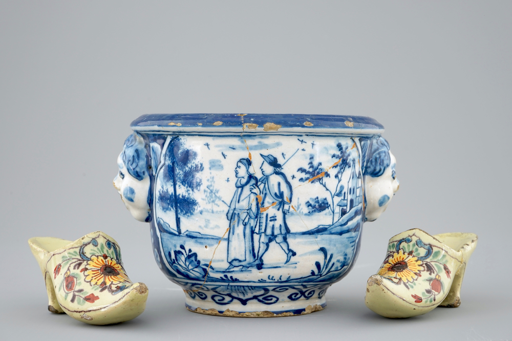 Une paire de chaussures polychromes et un petit bol en fa&iuml;ence de Delft, 18&egrave;me