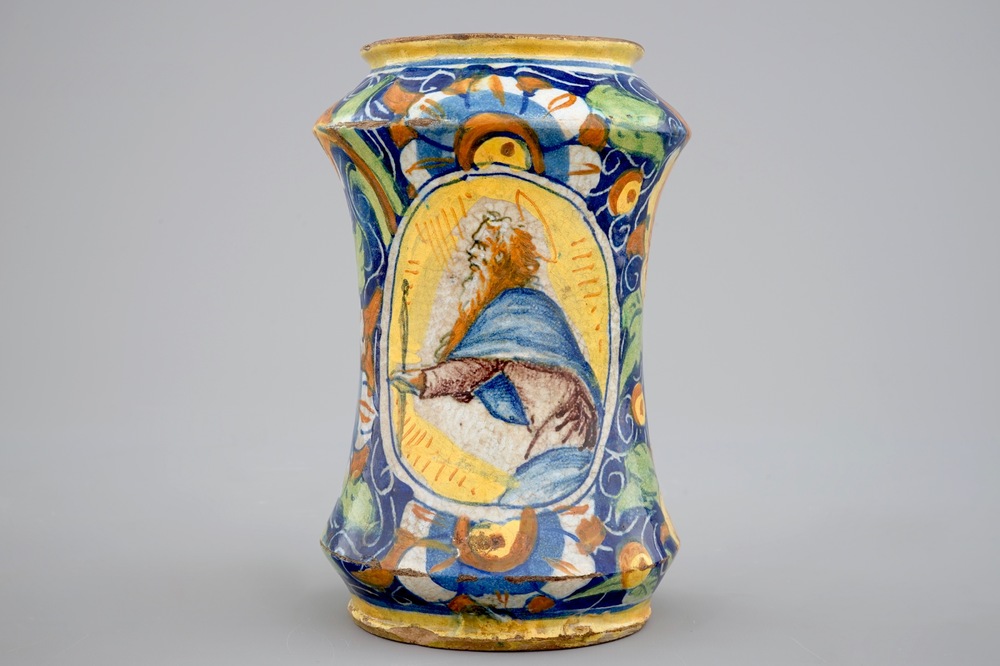 Een albarello in Italiaanse majolica, Veneti&euml;, 16e eeuw