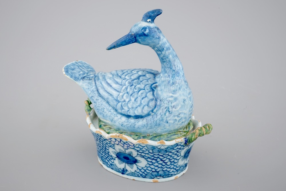 Un beurrier en forme d'oiseau en fa&iuml;ence de Delft polychrome, 18&egrave;me