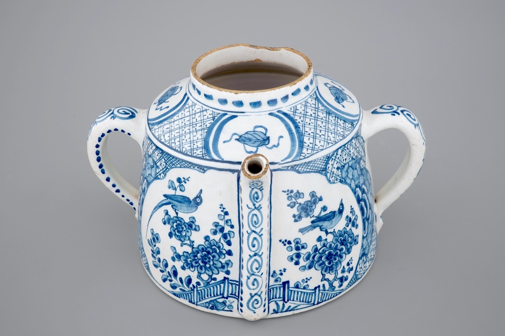 Een blauw-witte Delftse kamerpot voor de Engelse markt, begin 18e eeuw