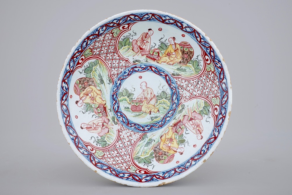 Une assiette en fa&iuml;ence de Delft bleu et blanc surd&eacute;cor&eacute; aux chinois &agrave; Amsterdam, 18&egrave;me
