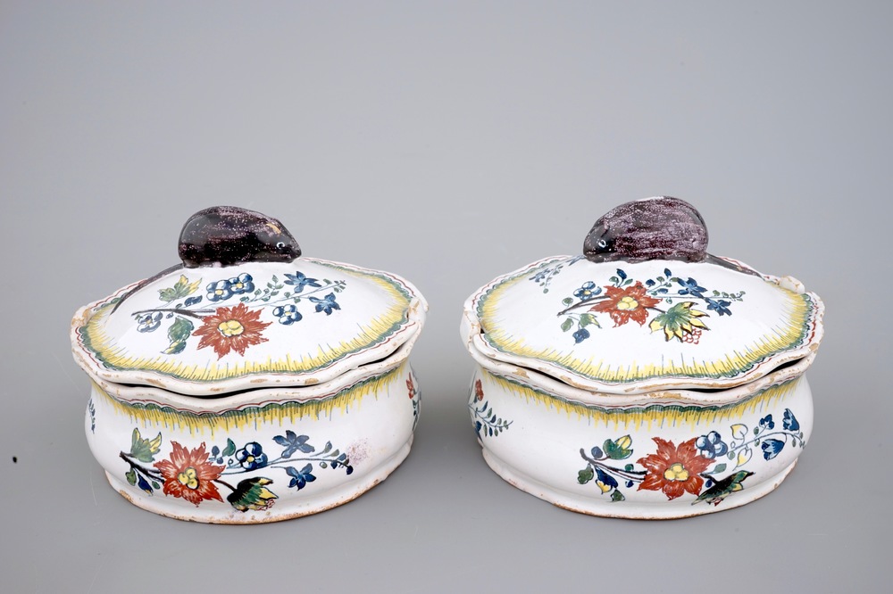 Une paire de beurriers aux souris en fa&iuml;ence de Bruxelles polychrome, 18&egrave;me