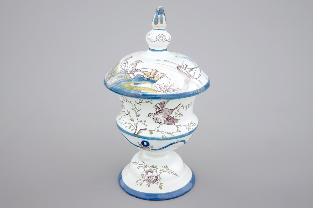 Un tirelire en fa&iuml;ence polychrome de Delft, 18&egrave;me