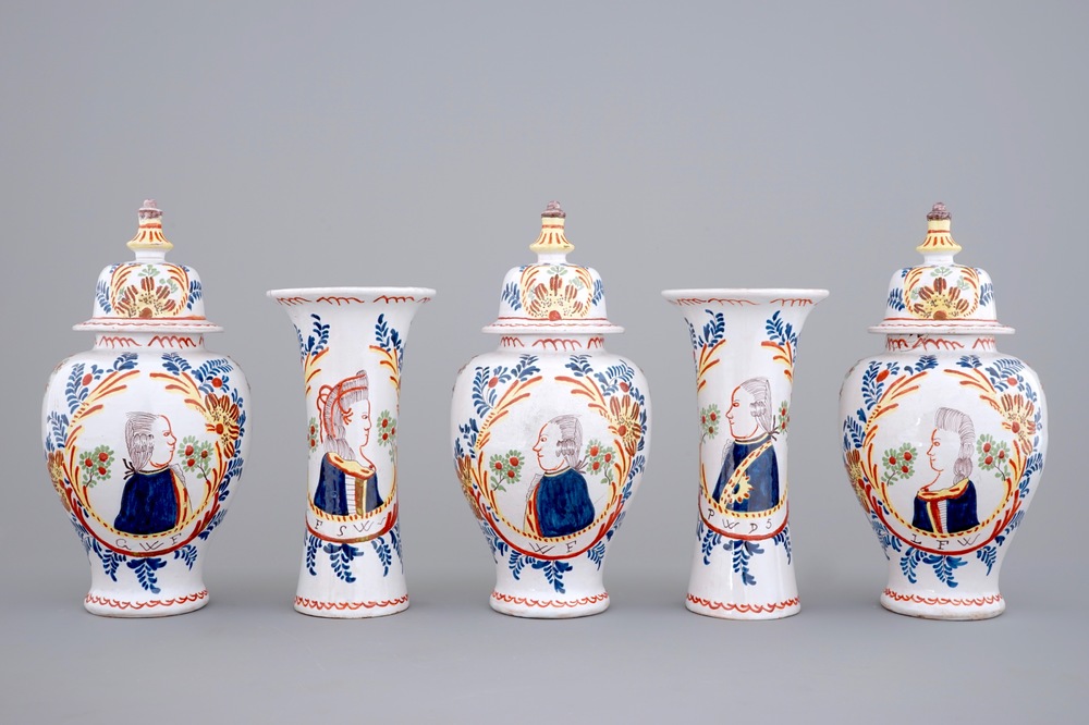 Une garniture orangiste de cinq pi&egrave;ces en fa&iuml;ence de Delft, 19&egrave;me