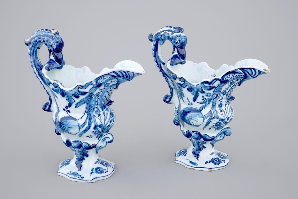 Een paar blauw-witte Delftse helmkannen, 18e eeuw