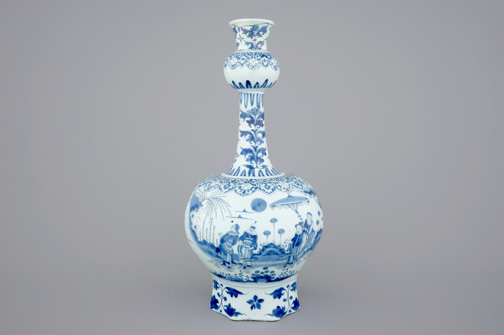 Een grote blauw-witte Delftse knobbelvaas met chinoiserie decor, 17e eeuw