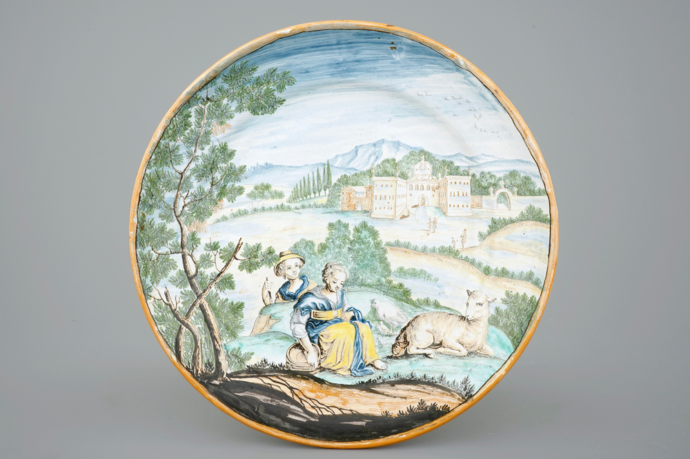 Een polychrome schotel met pastoraal decor in Italiaanse stijl, Holitsch, 18e eeuw