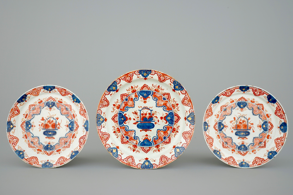 Un lot de 3 assiettes en Delft dor&eacute; aux paniers fleuris, 18&egrave;me