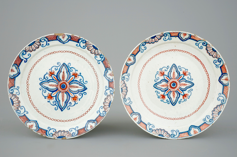 Une paire d'assiettes en fa&iuml;ence de Delft polychrome, 18&egrave;me