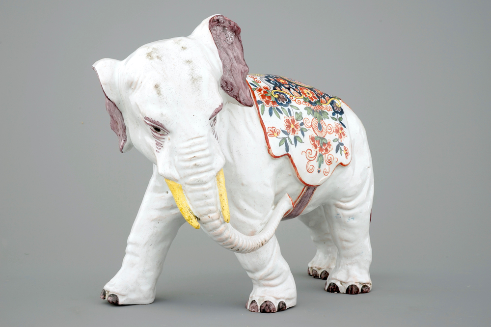 Un grand &eacute;l&eacute;phant en fa&iuml;ence de Delft polychrome, 19&egrave;me