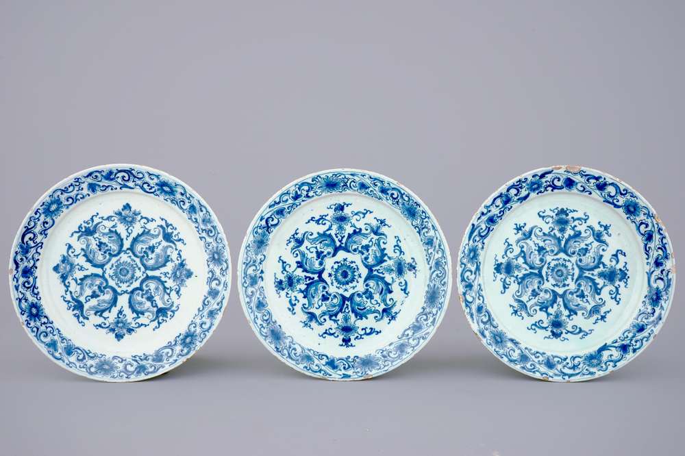 Een set van 3 blauw-witte Delftse borden, 18e eeuw