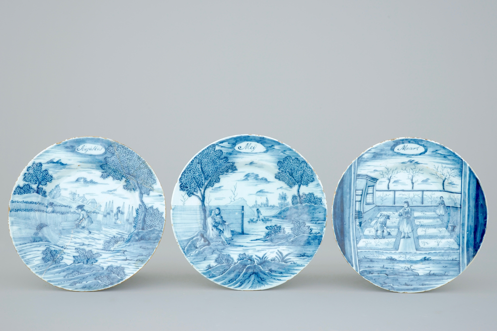 Een set van drie blauw-witte Delftse maandborden, 18e eeuw