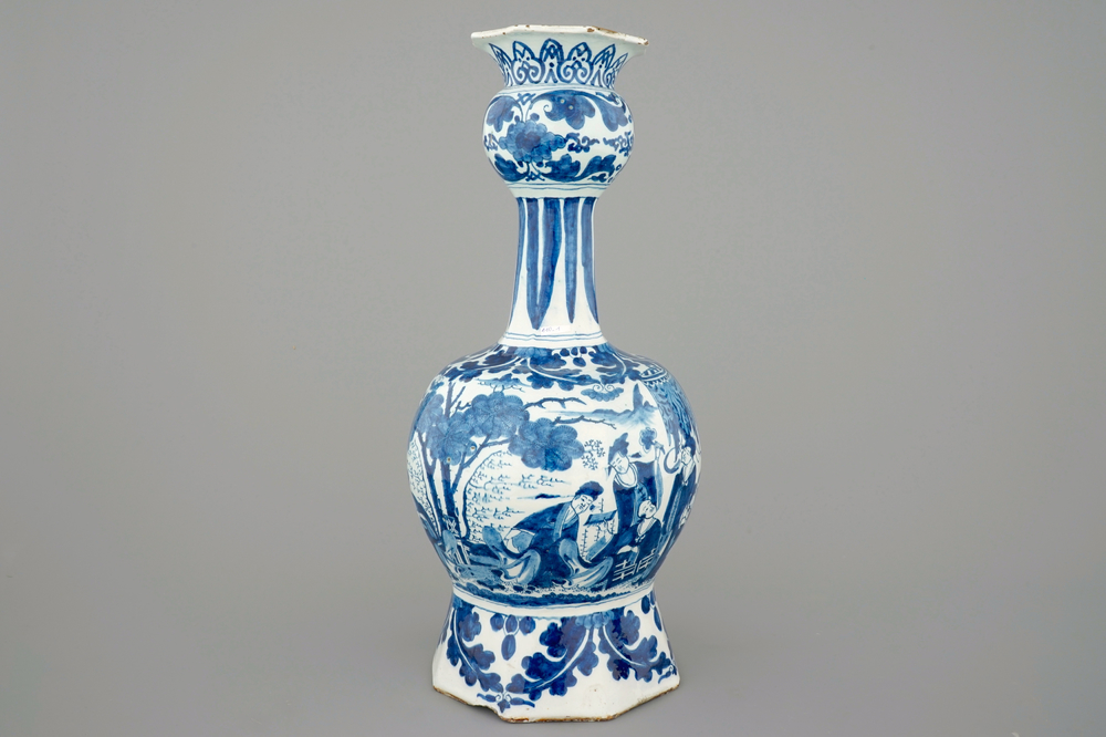 Een grote blauw-witte Delftse knobbelvaas met chinoiserie decor, ca. 1700