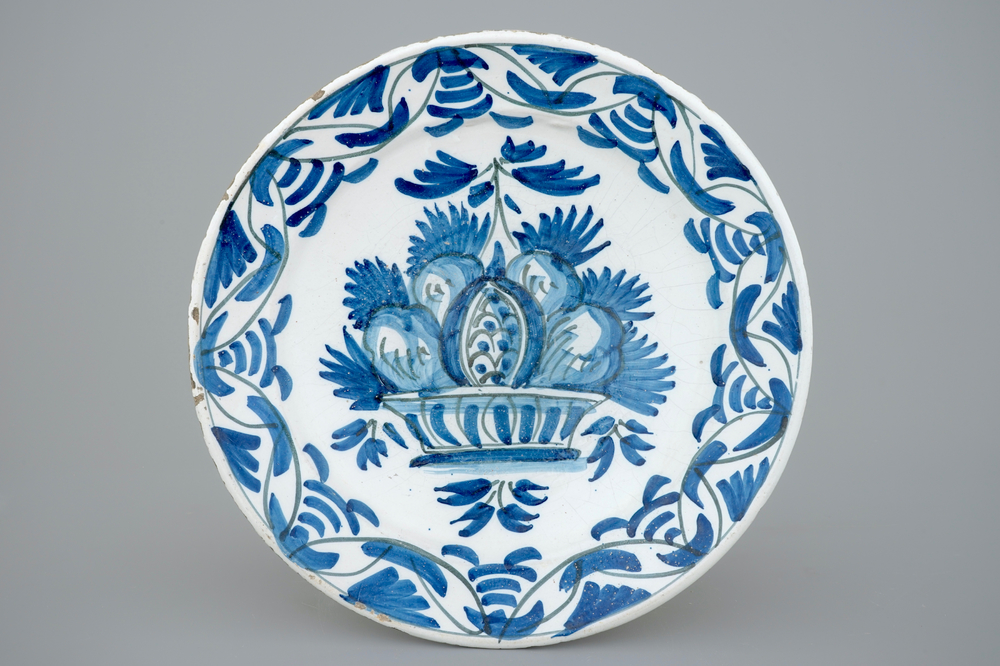 Un plat en majolique de la Frise au panier aux fruits, 18&egrave;me