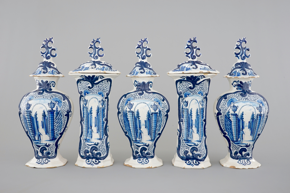 Une garniture de chemin&eacute;e en fa&iuml;ence de Delft bleu et blanc, 18&egrave;me