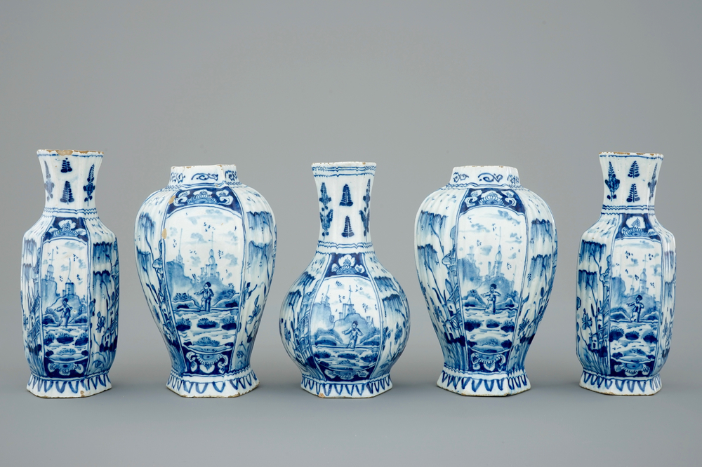 Een verfijnd vijfdelig Delfts blauw-wit kaststel, 18e eeuw
